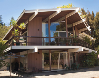 This Eichler, designed by Pietro Belluschi, was based on his 1958 'Life house' built in the San Mateo Highlands